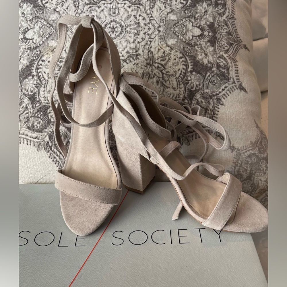 BEAUTIFUL BRAND NEW SUEDE HEELS